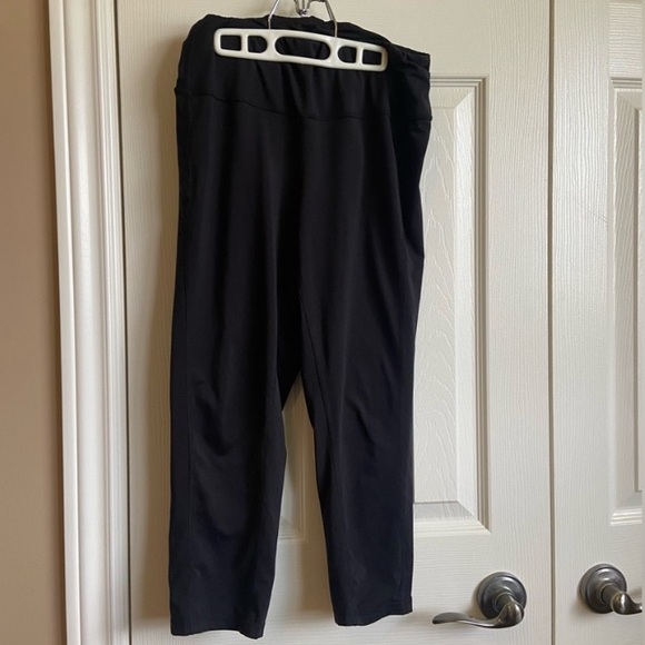 Joe Fresh Pants - Joe Fresh Active Capri-Leggings — Size M